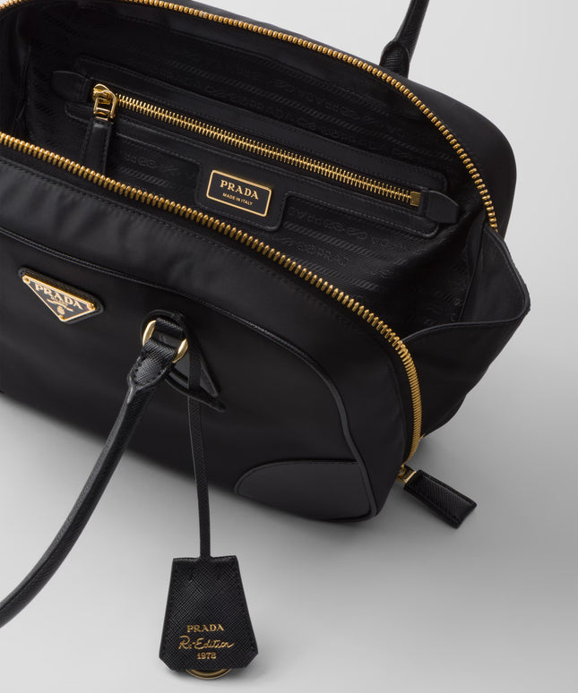 Bolsa de Mão Preta em Re-Nylon com Alça