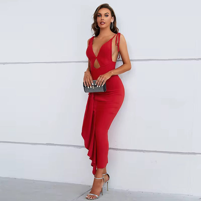 Vestido com decote profundo e drapeado
