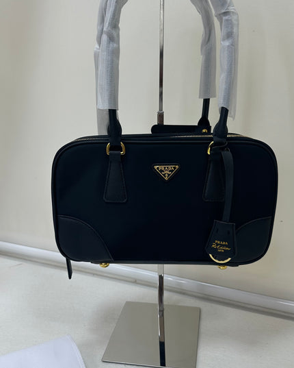 Bolsa de Mão Preta em Re-Nylon com Alça