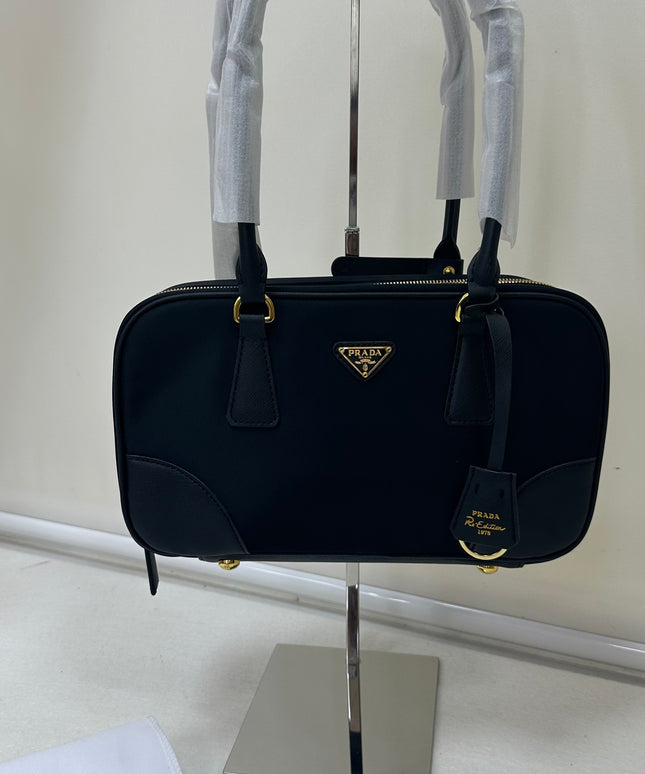 Bolsa de Mão Preta em Re-Nylon com Alça