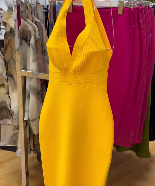 Vestido com decote em V
