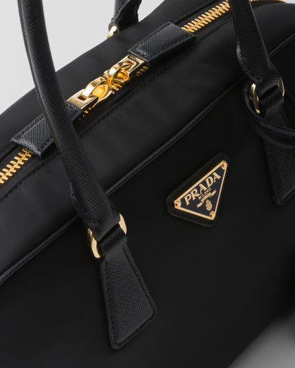 Bolsa de Mão Preta em Re-Nylon com Alça
