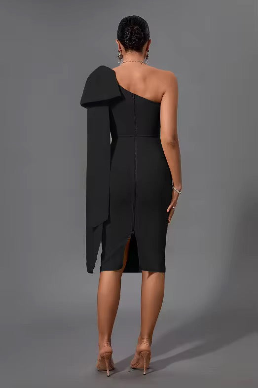 Vestido assimétrico com laço